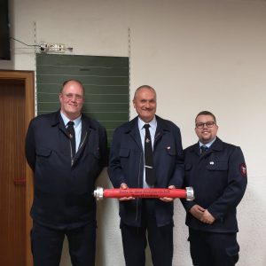 Ehrung für A. Renkenberger. Er hat das Rentenalter in der Feuerwehr erreicht und wechselt in die Alters- & Ehrenabteilung
